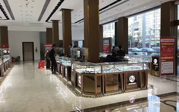 選就要選有品質保證的玻璃珠寶展柜廠家