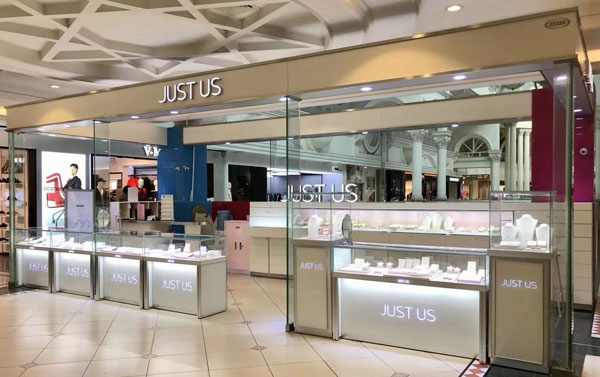 珠寶櫥窗展示柜設(shè)計與珠寶店布局的關(guān)系