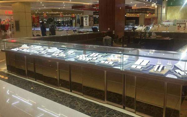 珠寶展示柜使用時(shí)具有什么特點(diǎn)？